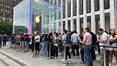 Des clients de l'Apple Store de la 5e avenue à New York font la queue pour acheter l'iPhone 16, le 20 septembre 2024.