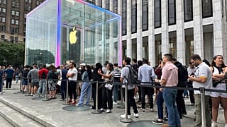 Des clients de l'Apple Store de la 5e avenue à New York font la queue pour acheter l'iPhone 16, le 20 septembre 2024.