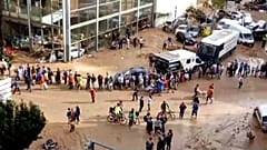In Paiporta, Spanien, stehen die Bewohner am 01.10.2024 für Wasser und Nahrung an.