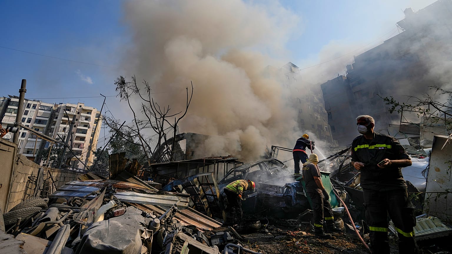 Mitarbeiter des Zivilschutzes löschen ein Feuer, während Rauch vom Ort eines israelischen Luftangriffs in Dahiyeh, Beirut, Libanon, aufsteigt, Freitag, 1. November 2024. 