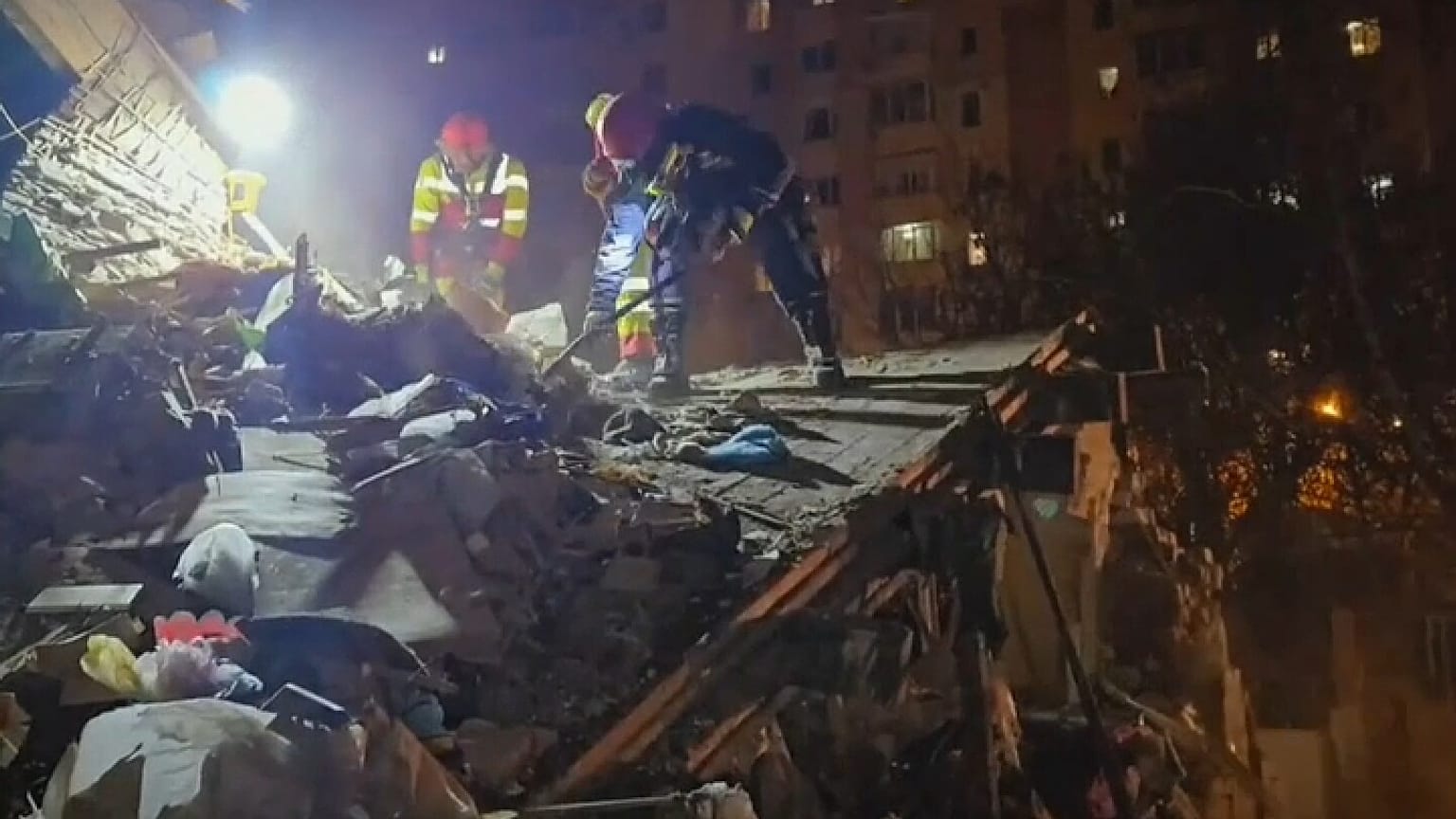 Rescatistas cavan entre los escombros tras los ataques rusos en Kharkiv, 1 de noviembre de 2024.