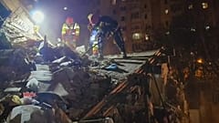 Διασώστες σκάβουν μέσα στα ερείπια μετά τις ρωσικές επιδρομές στο Χάρκοβο, 1 Νοεμβρίου 2024