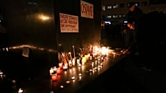 Άνθρωποι ανάβουν κεριά για τα θύματα μετά την κατάρρευση εξωτερικής στέγης σε σιδηροδρομικό σταθμό στο Νόβι Σαντ, 1 Νοεμβρίου 2024
