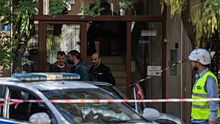 Αστυνομικές δυνάμεις έξω από το διαμέρισμα στους Αμπελόκηπους όπου συνέβη ισχυρή έκρηξη
