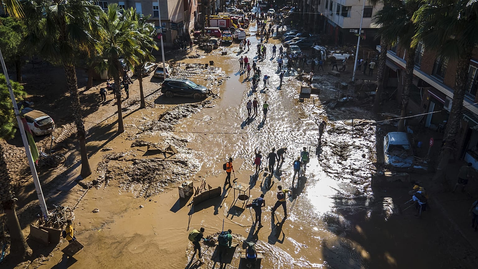 Des bénévoles et des habitants nettoient la boue quatre jours après les inondations à Paiporta, dans la banlieue de Valence, en Espagne, le samedi 2 novembre 2024.
