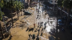 Des bénévoles et des habitants nettoient la boue quatre jours après les inondations à Paiporta, dans la banlieue de Valence, en Espagne, le samedi 2 novembre 2024.