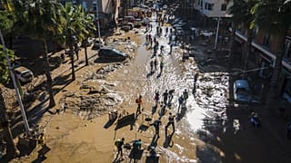 Des bénévoles et des habitants nettoient la boue quatre jours après les inondations à Paiporta, dans la banlieue de Valence, en Espagne, le samedi 2 novembre 2024.
