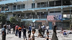 فلسطينيون ينظرون إلى آثار الغارة الإسرائيلية على مدرسة تديرها الأمم المتحدة والتي أودت بحياة العشرات في مخيم النصيرات للاجئين في قطاع غزة، الخميس 6 يونيو 2024