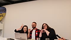 Andrei Gnyot (Mitte) und seine Anwältinnen Anna Matsiyeuskaja (links) und Mariya Kolesava-Hudzilina in Berlin