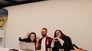 Andrei Gnyot (Mitte) und seine Anwältinnen Anna Matsiyeuskaja (links) und Mariya Kolesava-Hudzilina in Berlin