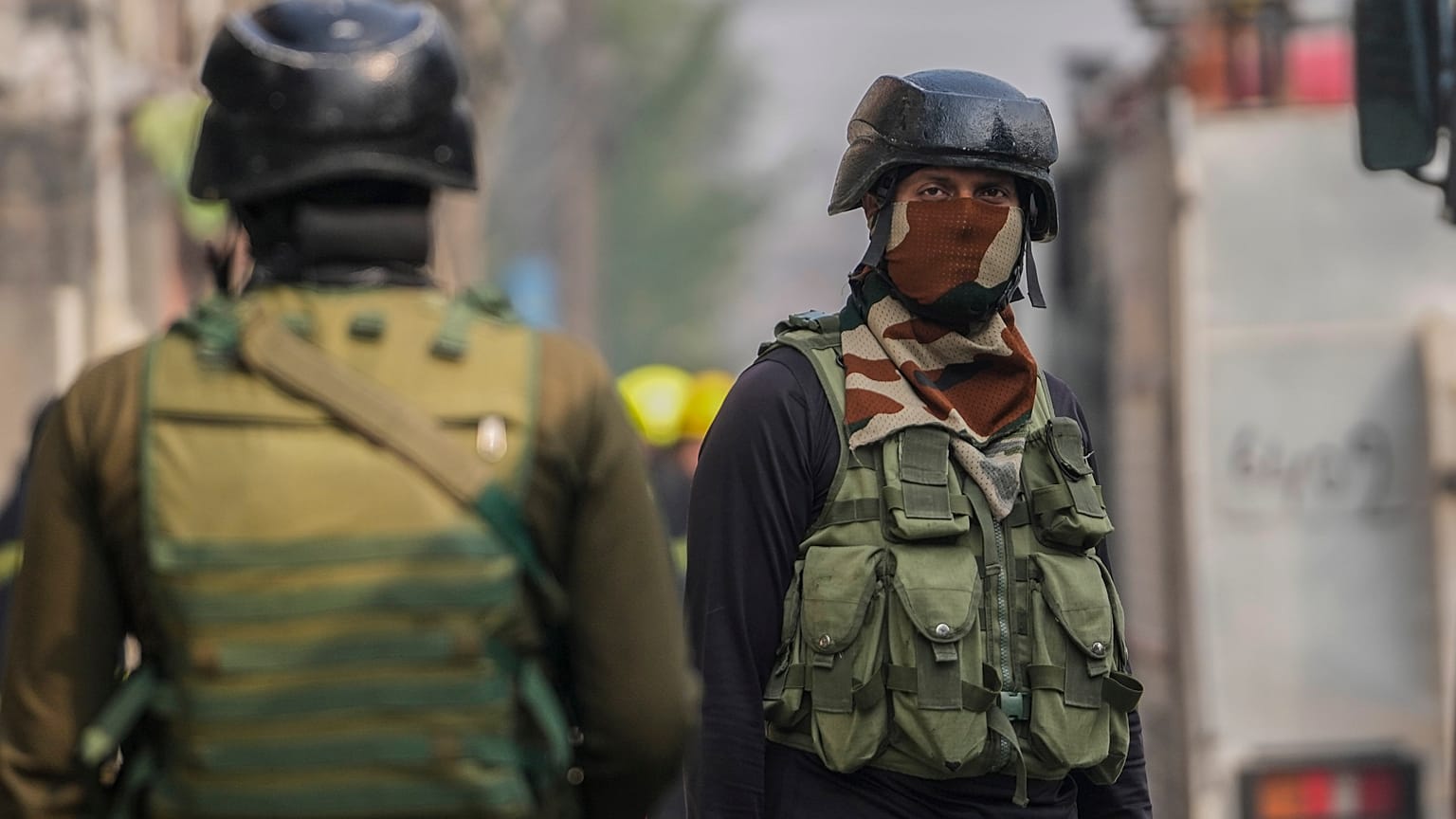 جنود من القوات شبه العسكرية الهندية يحرسون بالقرب من موقع معركة بالأسلحة النارية، في سريناغار، كشمير الخاضعة لسيطرة الهند، السبت 2 نوفمبر/تشرين الثاني 2024
