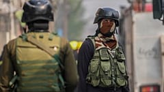 جنود من القوات شبه العسكرية الهندية يحرسون بالقرب من موقع معركة بالأسلحة النارية، في سريناغار، كشمير الخاضعة لسيطرة الهند، السبت 2 نوفمبر/تشرين الثاني 2024