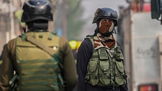 جنود من القوات شبه العسكرية الهندية يحرسون بالقرب من موقع معركة بالأسلحة النارية، في سريناغار، كشمير الخاضعة لسيطرة الهند، السبت 2 نوفمبر/تشرين الثاني 2024