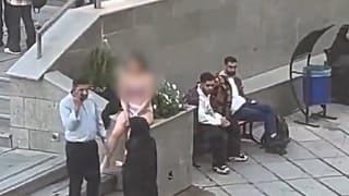 Vídeo que muestra a una estudiante en Irán junto a dos guardias de seguridad