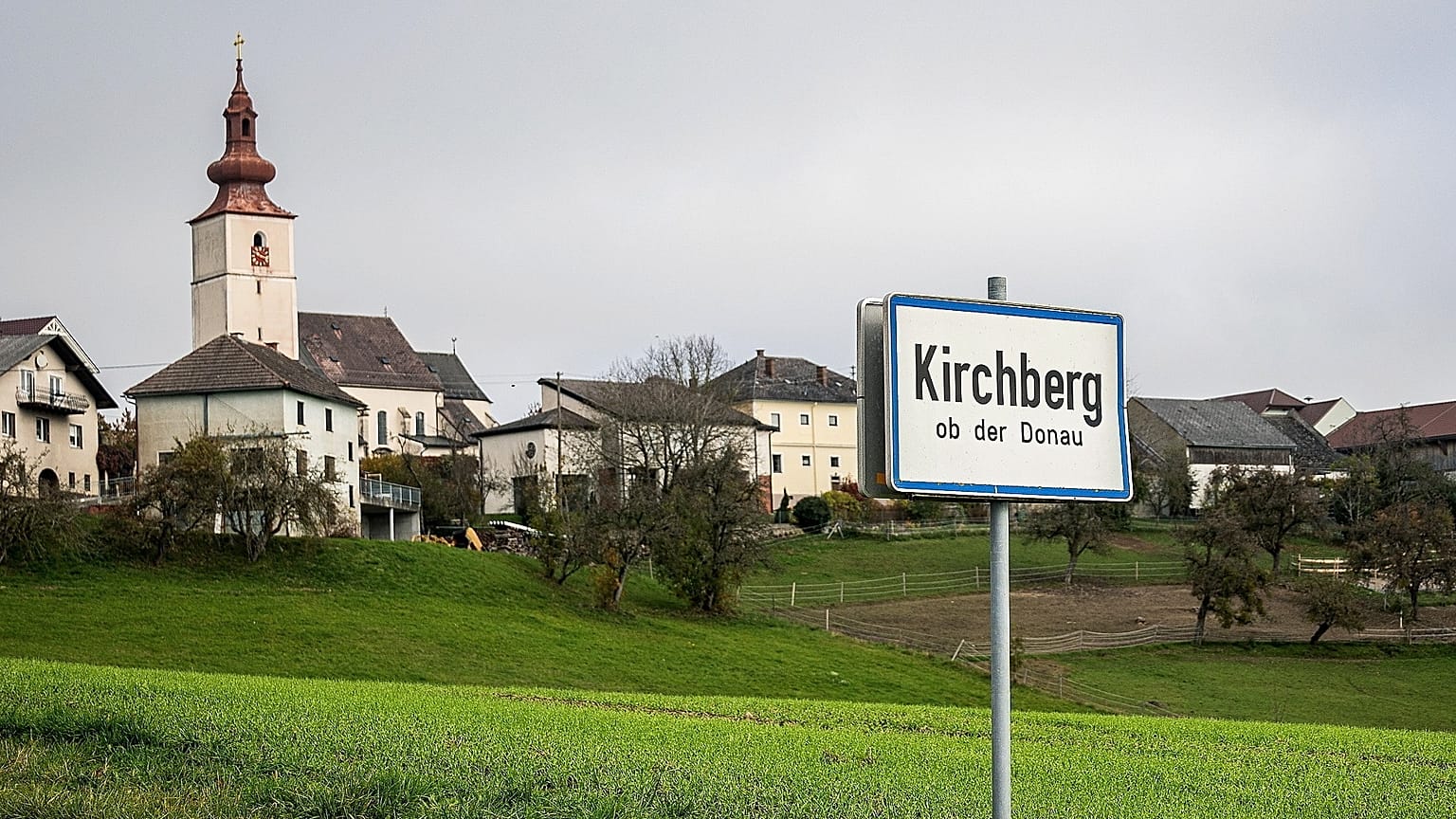 A felső-ausztriai Kirchberg ob der Donau falu, melynek környékén a rendőrség két agyonlőtt férfi holttestét találta meg 2024. október 28-án.