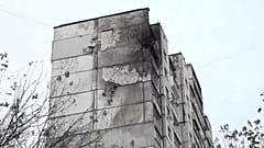 Danos num apartamento e num edifício de escritórios no centro da cidade de Kiev, após a chuva de detritos de drones russos sobre a capital.
