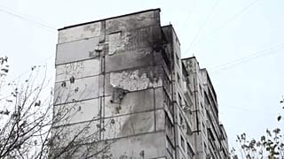 Daño en un edificio de apartamentos de Kiev tras caer restos de un dron ruso