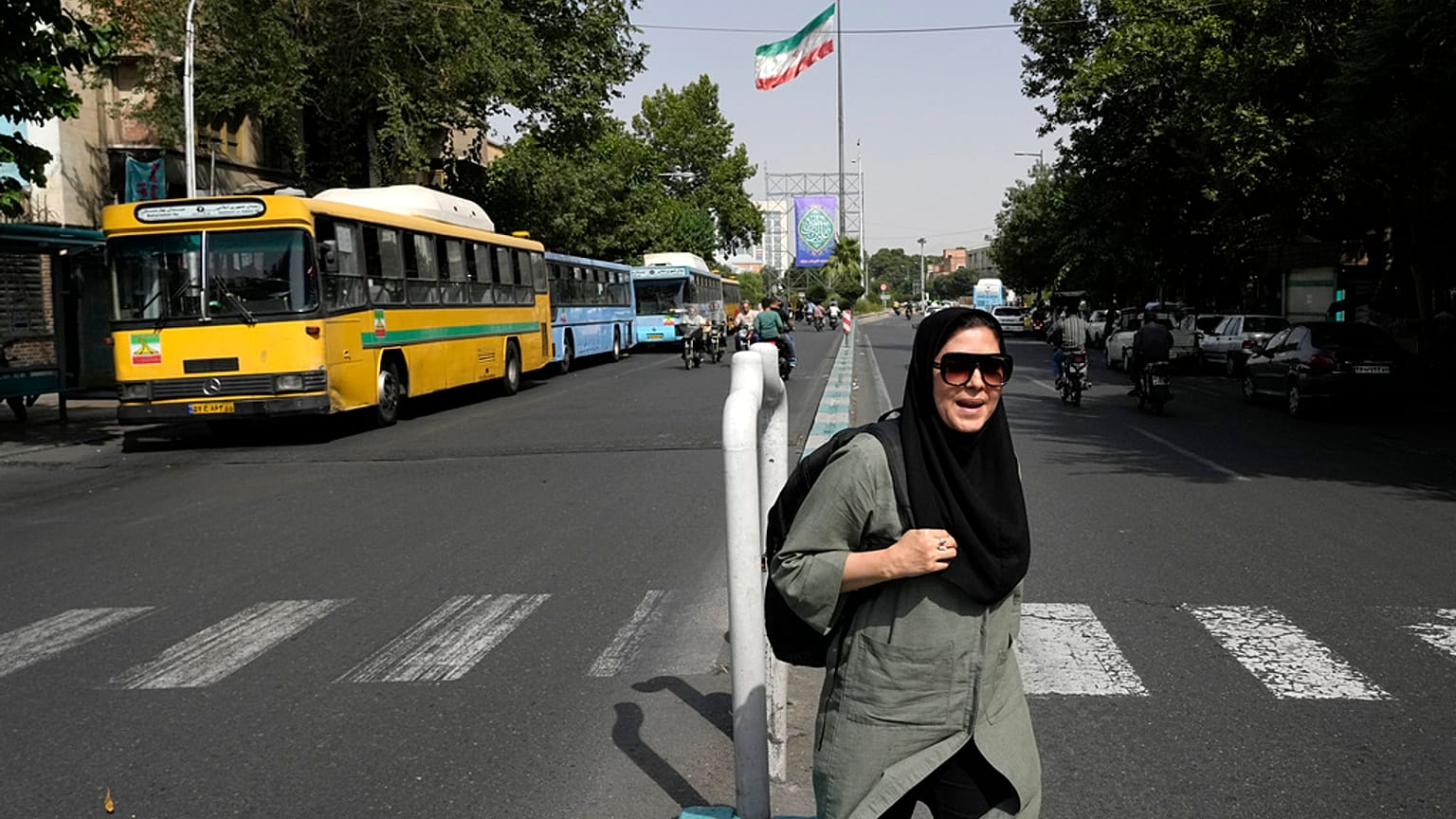 امرأة تعبر أحد الشوارع في وسط مدينة طهران، إيران، السبت 29 يونيو 2024. 