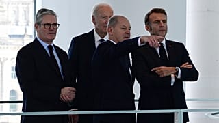 Keir Starmer, Joe Biden, Olaf Scholz és Emmanuel Macron beszélgetnek, mielőtt részt vesznek a négyoldalú találkozójukon a berlini kancellári hivatalban 2024. október 18-án, pénteken. 