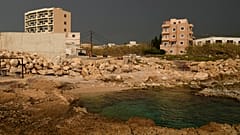 Um edifício, à esquerda, em Batroun, onde as autoridades libanesas dizem que um capitão de navio foi levado por um grupo de homens armados, 2 de novembro de 2024