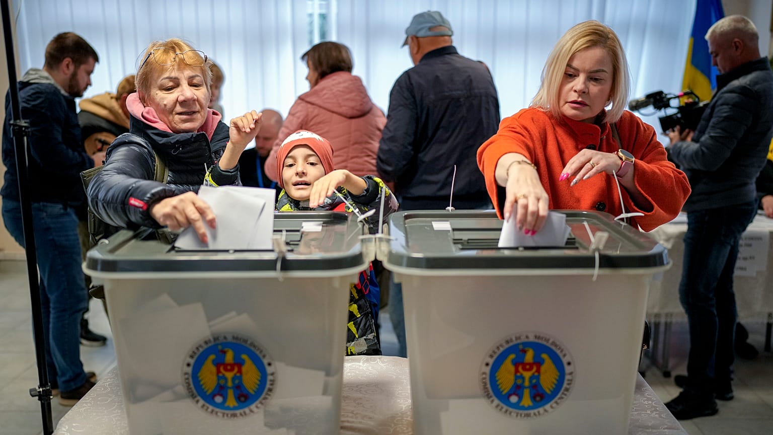 Γυναίκες ψηφίζουν σε εκλογικό τμήμα στην πρωτεύουσα Chișinău, 20 Οκτωβρίου 2024