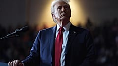 El expresidente Donald Trump, candidato presidencial republicano, mira una pantalla de video en un mitin de campaña en el Centro Cívico de Salem, el sábado 2 de noviembre