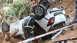 Un bombero inspecciona un coche.