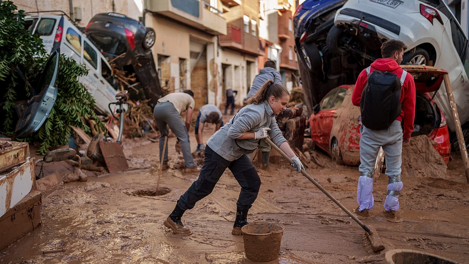 Paiporta'da selden etkilenen bir bölgede insanlar sokakları çamurdan temizliyor, 2 Kasım, 2024