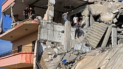 بناية مدمرة ببلدة الغازية في جنوب لبنان جراء القصف الإسرائيلي 