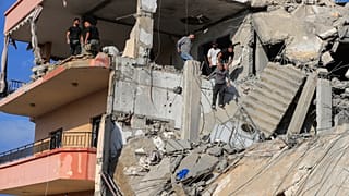 بناية مدمرة ببلدة الغازية في جنوب لبنان جراء القصف الإسرائيلي 