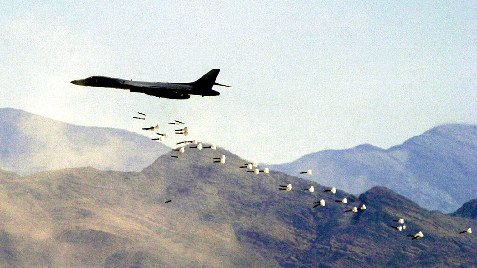 Ein B1-B-Bomber der US-Luftwaffe wirft scharfe Bomben auf der Nevada Test and Training Range in Indian Springs, Nevada, ab. 19. Juli 2002