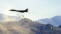 Ein B1-B-Bomber der US-Luftwaffe wirft scharfe Bomben auf der Nevada Test and Training Range in Indian Springs, Nevada, ab. 19. Juli 2002