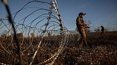 Militares da 24.ª Brigada Mecanizada da Ucrânia instalam minas terrestres antitanque e obstáculos não explosivos ao longo da linha da frente perto da cidade de Chasiv Yar