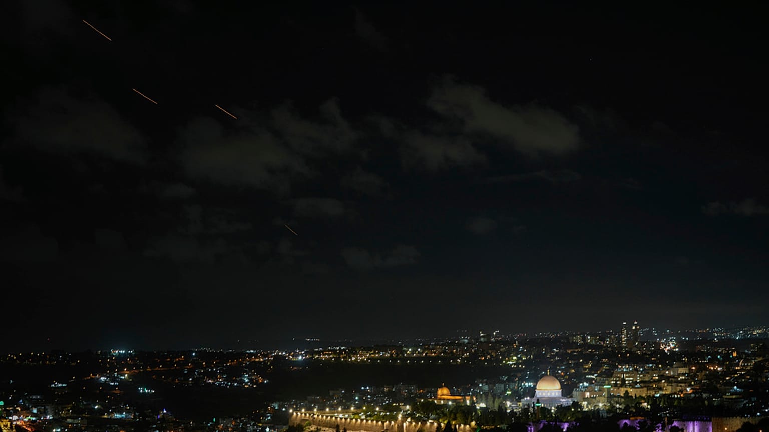 'Αποψη από τον ουρανό της Ιερουσαλήμ τη νύχτα της πυραυλικής επίθεσης του Ιράν εναντίον του Ισραήλ
