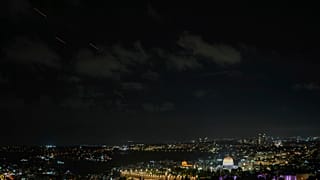 'Αποψη από τον ουρανό της Ιερουσαλήμ τη νύχτα της πυραυλικής επίθεσης του Ιράν εναντίον του Ισραήλ