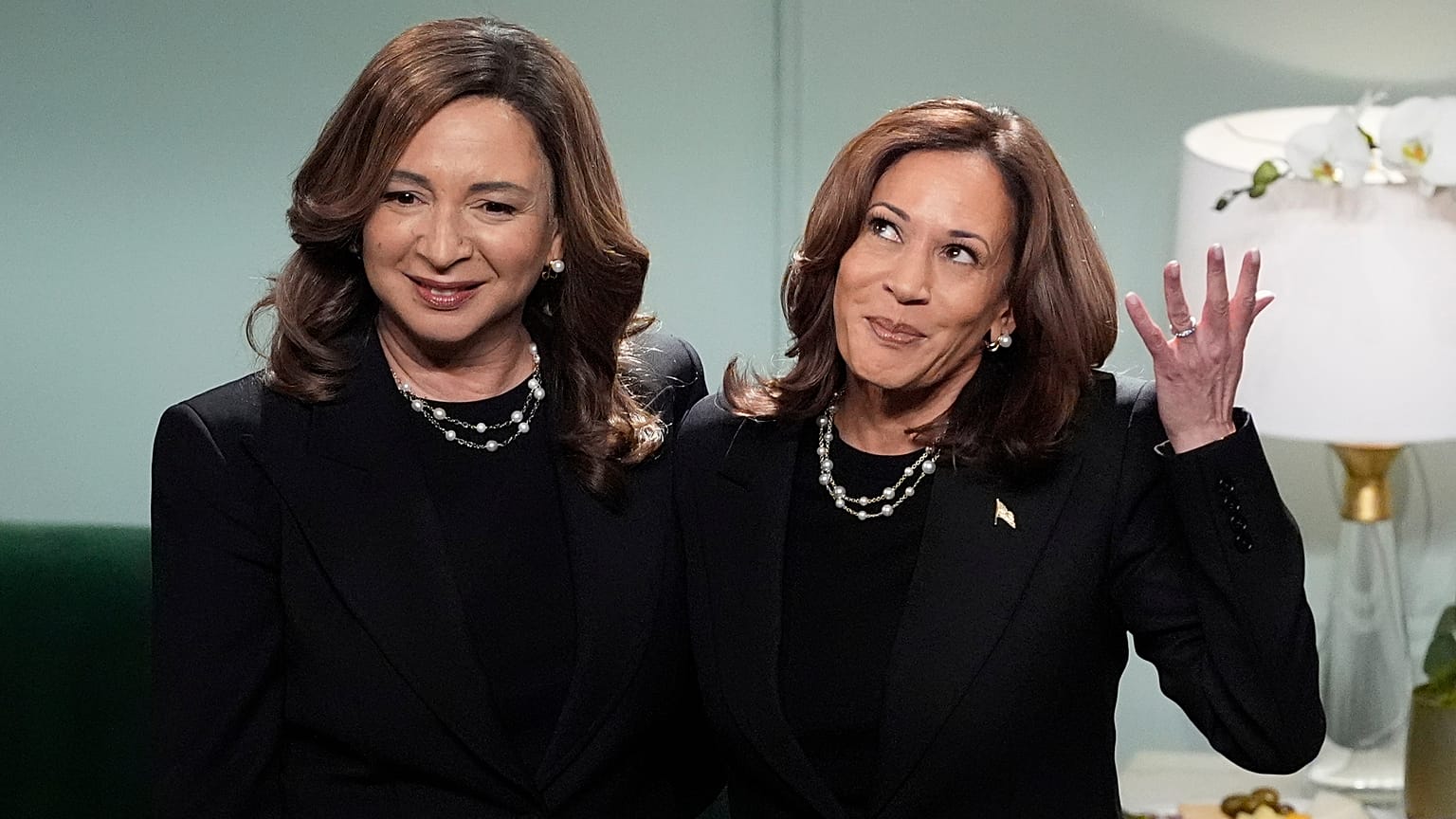 Kamala Harris, Saturday Night Live'daki ikizi Maya Rudolph ile birlikte.