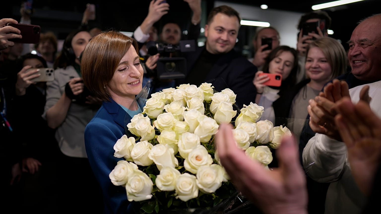 Maia Sandu célèbre avec ses partisans les résultats préliminaires du second tour de l'élection présidentielle moldave.