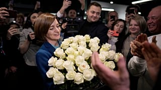 Maia Sandu célèbre avec ses partisans les résultats préliminaires du second tour de l'élection présidentielle moldave.