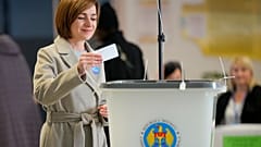  Maia Sandu bereitet sich auf die Stimmabgabe während der Präsidentschaftswahlen in Chisinau, Moldawien, Sonntag, 3. November 2024, vor.