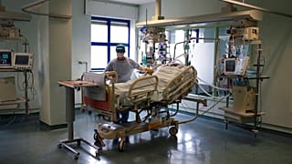 Arquivo: Uma enfermeira cuida de um doente na Unidade de Cuidados Intensivos COVID-19 do hospital Curry Cabral em Lisboa, quinta-feira, 11 de fevereiro de 2021.
