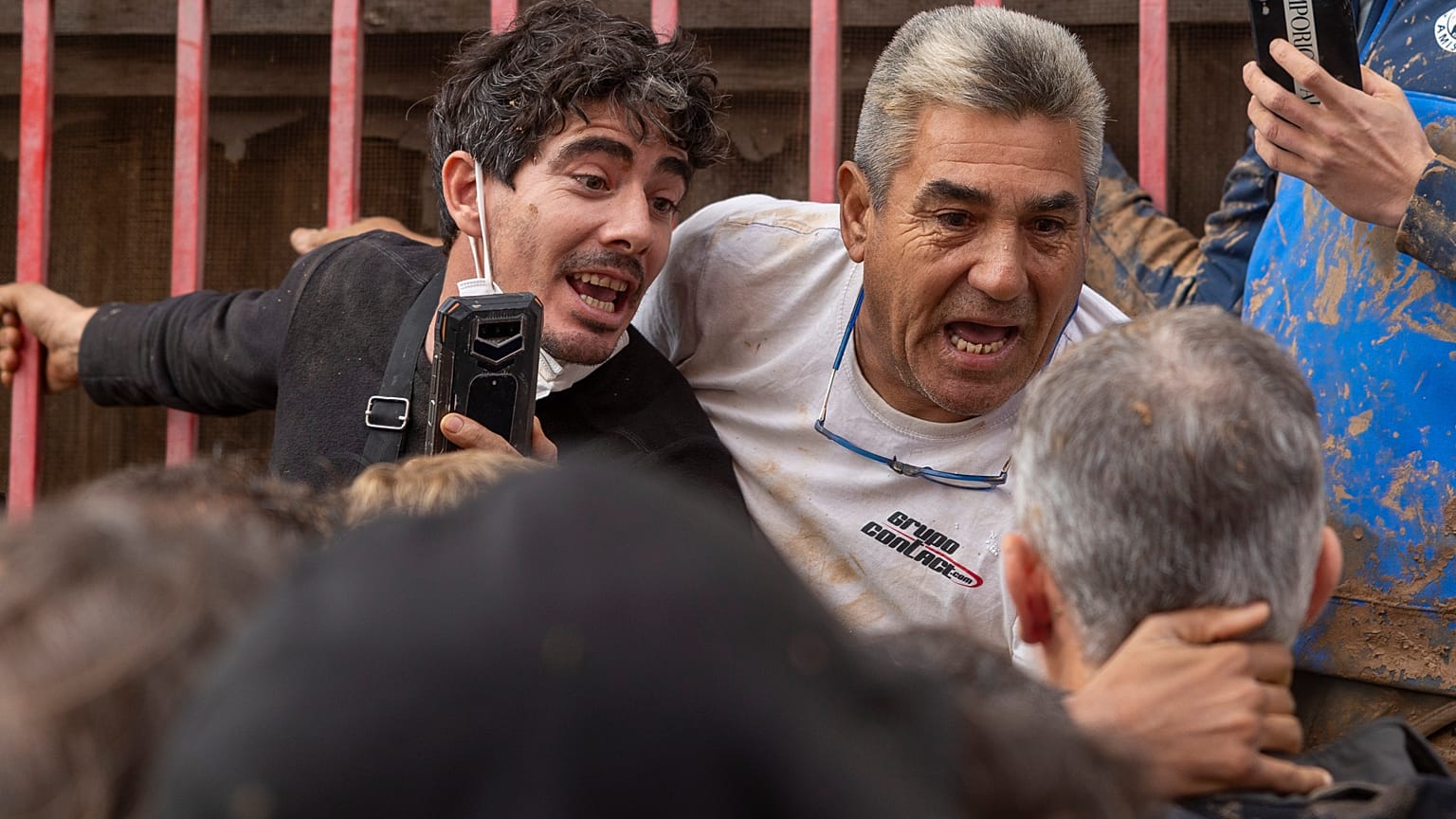 الملك فيليبي السادس وسط مواطنين غاضبين في بلدة بايبورتا التي تضررت جراء الفيضانات غير المسبوقة التي شهدها شرق إسبانيا