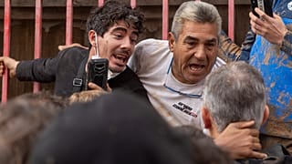 الملك فيليبي السادس وسط مواطنين غاضبين في بلدة بايبورتا التي تضررت جراء الفيضانات غير المسبوقة التي شهدها شرق إسبانيا