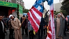 Manifestantes iraníes queman una representación de la bandera estadounidense en una manifestación anual frente a la antigua embajada de Estados Unidos en Teherán, Irán