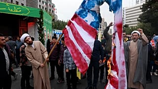 Manifestantes iraníes queman una representación de la bandera estadounidense en una manifestación anual frente a la antigua embajada de Estados Unidos en Teherán, Irán