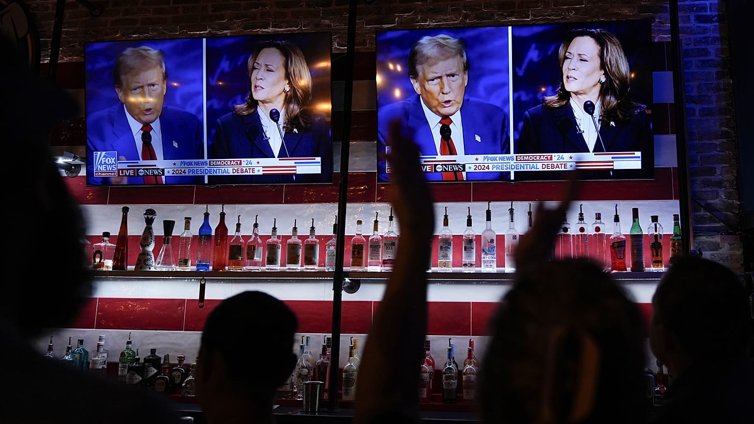Zuschauer verfolgen eine Debatte zwischen Kamala Harris und Donald Trump in einer Bar in San Antonio, 10. September 2024