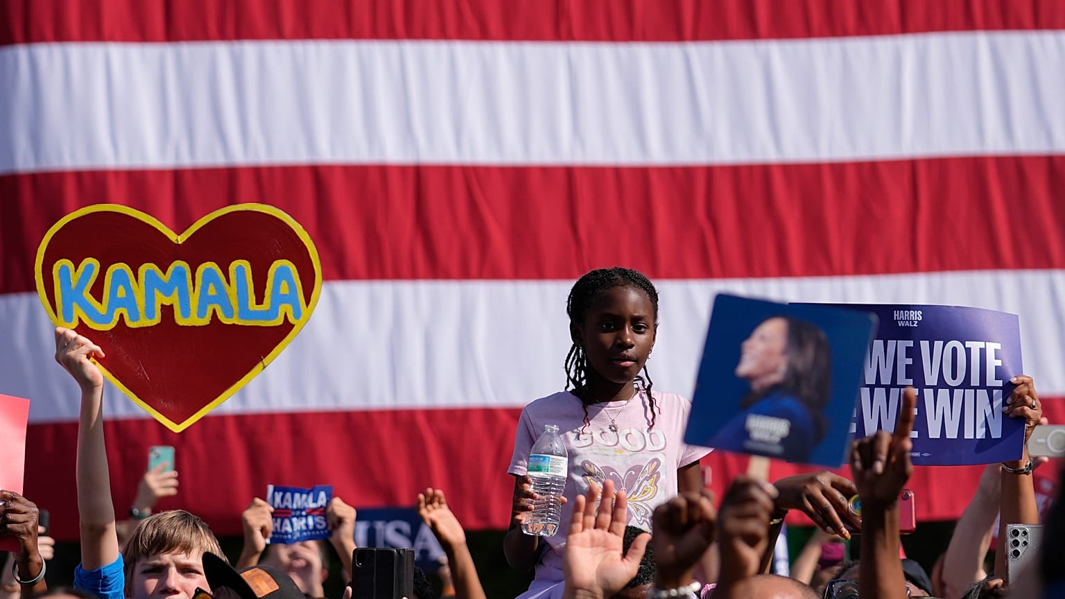 I sostenitori guardano la candidata democratica alle presidenziali, la vicepresidente Kamala Harris, parlare durante un comizio elettorale all'esterno dell'Atlanta Civic Center.