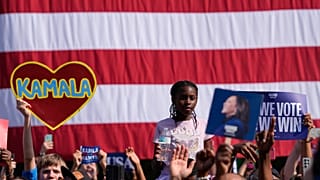 Seguidores observan a la candidata presidencial demócrata Kamala Harris mientras habla durante un mitin de campaña frente al Centro Cívico de Atlanta.