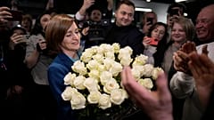 Η πρόεδρος της Μολδαβίας Maia Sandu πανηγυρίζει με τους υποστηρικτές της για τα προκαταρκτικά αποτελέσματα του προεδρικού γύρου στο Chișinău, 3 Νοεμβρίου 2024