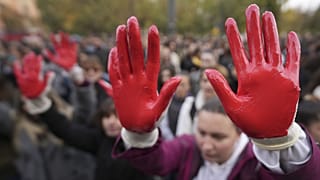 Manifestantes gritan consignas con manos rojas dos días después de que se derrumbara una marquesina de hormigón en una estación de tren en Novi Sad, 3 de noviembre de 2024.
