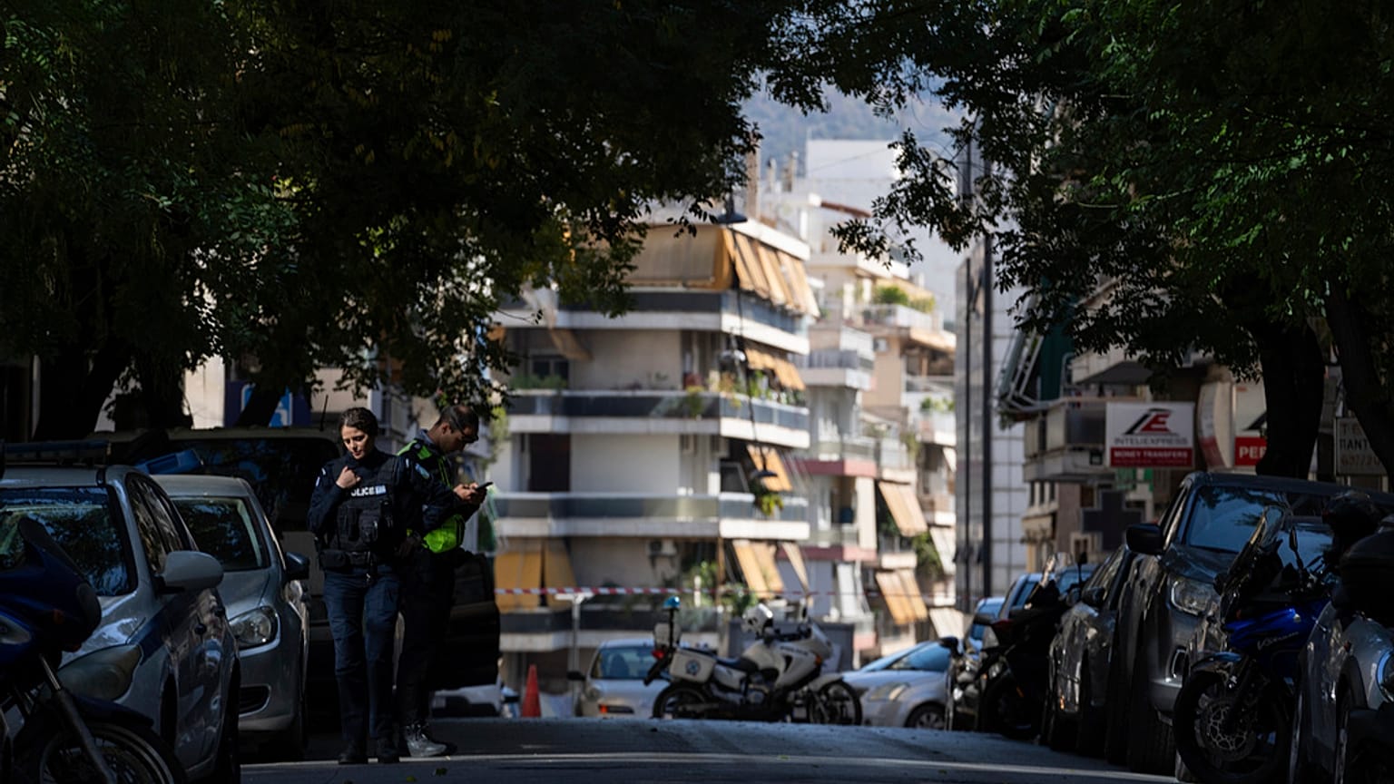 Η πολυκατοικία στους Αμπελόκηπους όπου εξερράγη βόμβα 
